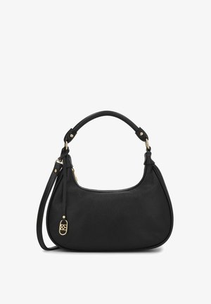 Fekete bőrből készült kézitáska ívelt felső fogantyúval, levehető vállpánttal és kis aranyozott díszítő charmmal a cipzárnál.