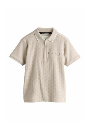Beiges Poloshirt mit strukturiertem Muster, kurzen Ärmeln, einem Reißverschluss am Kragen und weißen Akzenten an Kragen und Ärmeln. Mit dem Schriftzug "B.A.K.E.R.".