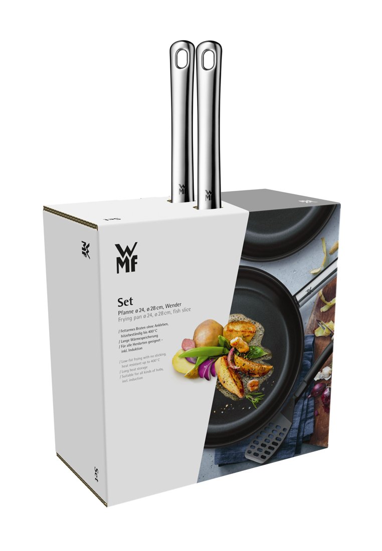 Opakowanie zestawu patelni WMF z dwoma stalowymi uchwytami. Na pudełku znajduje się czarna patelnia oraz ugotowane jedzenie z kolorowymi warzywami.