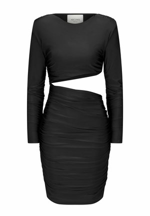 Zwarte lange mouwen jurk met gerimpeld stof, asymmetrische uitsnede bij de taille en een getailleerd silhouet. Gladde textuur overal.