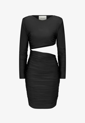 Zwarte lange mouwen jurk met gerimpeld stof, asymmetrische uitsnede bij de taille en een getailleerd silhouet. Gladde textuur overal.