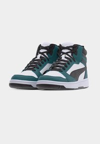 Ζευγάρι ψηλά αθλητικά παπούτσια με πάνελ σε τιρκουάζ, λευκό, μαύρο και γκρι, μαύρα κορδόνια και λογότυπο Puma στην πλαϊνή πλευρά και στη γλώσσα.