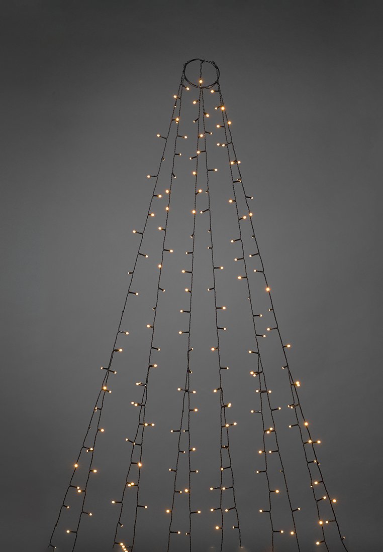 Kegelstumpf-förmiger Rahmen mit vertikalen Schnüren kleiner warmweißer Lichter, die vor einem schlichten grauen Hintergrund hängen.
