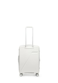 Maleta rígida blanca con asa telescópica y cuatro ruedas giratorias, en posición vertical sobre un fondo blanco.