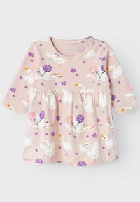 Abito lungo a maniche lunghe di colore rosa chiaro con vita arricciata, cigni dei cartoni animati con palloncini e modelli di fiori viola in tutto l'abito. Materiale in cotone.