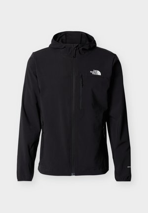 Crna softshell jakna s kapuljačom, punim prednjim patentnim zatvaračem, džepovima na prsima i bočnim patentnim zatvaračima te bijelim logotipom The North Face na prsima.
