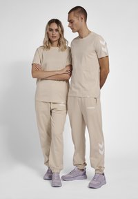 Hummel HMLLEGACY  - Pantalones deportivos - pumice stone
