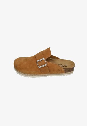 Beige Wildleder Slipper mit einem breiten Riemen und silberner Schnalle, ausgestattet mit einem Korkfußbett und strukturierter Sohle. Klassisches Design mit minimalen Akzenten.