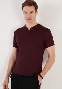 Buratti - V-NECK  - Osnovna majica kratkih rukava - maroon Minijatura 1