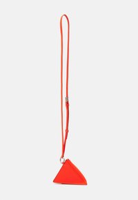 Bolso de cuero triangular rojo con una larga correa ajustable y accesorios de metal plateado, que presenta un cierre de cremallera y una textura suave.