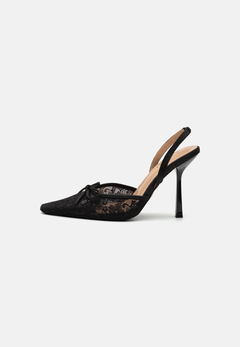 Tacones negros de encaje con tira en el talón, punta afilada, tacón delgado negro y detalle de lazo en la parte delantera. Capa de encaje texturizado con suela suave.
