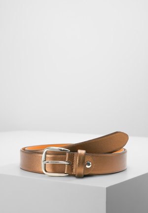 Brunt læderbælte med sølv metal spænde rullet på en hvid overflade mod en ensfarvet lys grå baggrund.