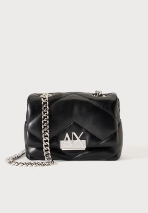 Sort quiltet læder skuldertaske med sølvkæde og sølv Armani Exchange AX-logo foran.