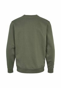 Enkel olivengrønn genser med lange ermer, ribbestrikkede mansjetter og kant, vist bakfra på hvit bakgrunn.