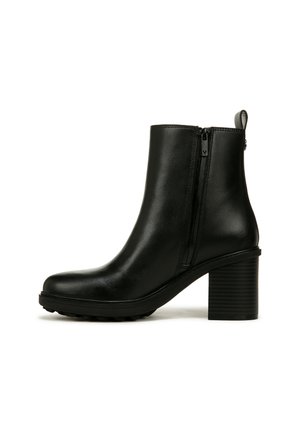 Bottines en cuir noir avec un bout arrondi, des zips latéraux doubles et un talon bloc texturé. Fini lisse avec une languette à l'arrière.
