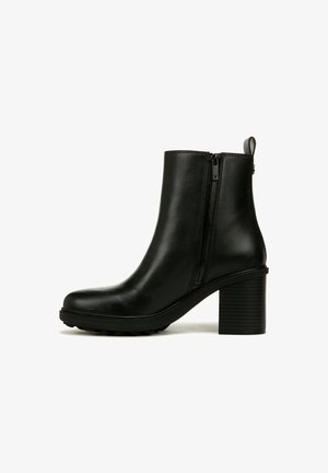 Bottines en cuir noir avec un bout arrondi, des zips latéraux doubles et un talon bloc texturé. Fini lisse avec une languette à l'arrière.