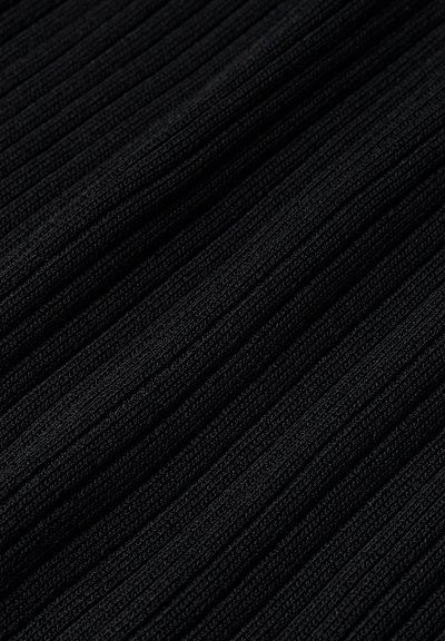 Le tissu noir côtelé présente des lignes verticales texturées, avec une surface lisse et extensible, adaptée à divers designs de vêtements.