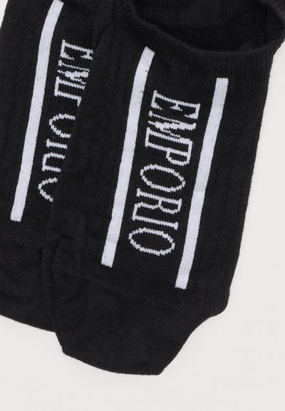 Μαύρες κάλτσες τύπου no-show με κάθετες λευκές ρίγες και το κείμενο "EMPORIO" πλεγμένο σε λευκό σε κάθε κάλτσα.