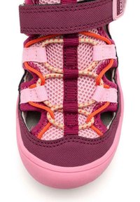 Sandalia cerrada de punta en color morado y rosa, con parte superior de malla, banda ajustable, detalles elásticos y suela de goma texturizada para mayor agarre.