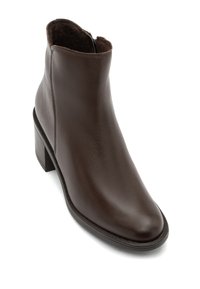 Botine din piele maro, cu o textură netedă, vârf rotunjit și toc stratificat. Include un sistem de închidere cu fermoar pe lateral pentru o purtare ușoară.