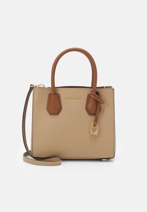 Sac à main en cuir beige et marron Michael Kors avec doubles poignées, une bandoulière amovible et un petit cadenas doré sur le devant.