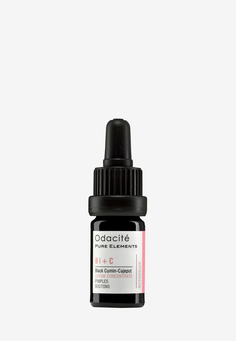 Flacon compte-gouttes en verre noir avec un couvercle noir, présentant une étiquette blanche et rose. Contient un sérum concentré pour les boutons, étiqueté "BI + C."