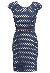 Marinblå klänning med polka prickar, korta ärmar, figursydd design och ett rött bälte i midjan. Tyget är slätt med en lätt lyster.