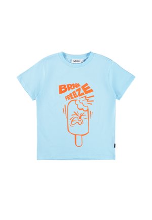 Jasnoniebieska bawełniana koszulka z krótkim rękawem, z pomarańczową grafiką lodów na patyku z wyrazistą twarzą i napisem „BRAIN FREEZE.”