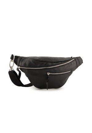 Schwarze Lederbauchtasche mit zwei Reißverschlusstaschen, einer gebogenen Form und einem abnehmbaren Tragegurt mit einem Stoffabschnitt für zusätzlichen Komfort.