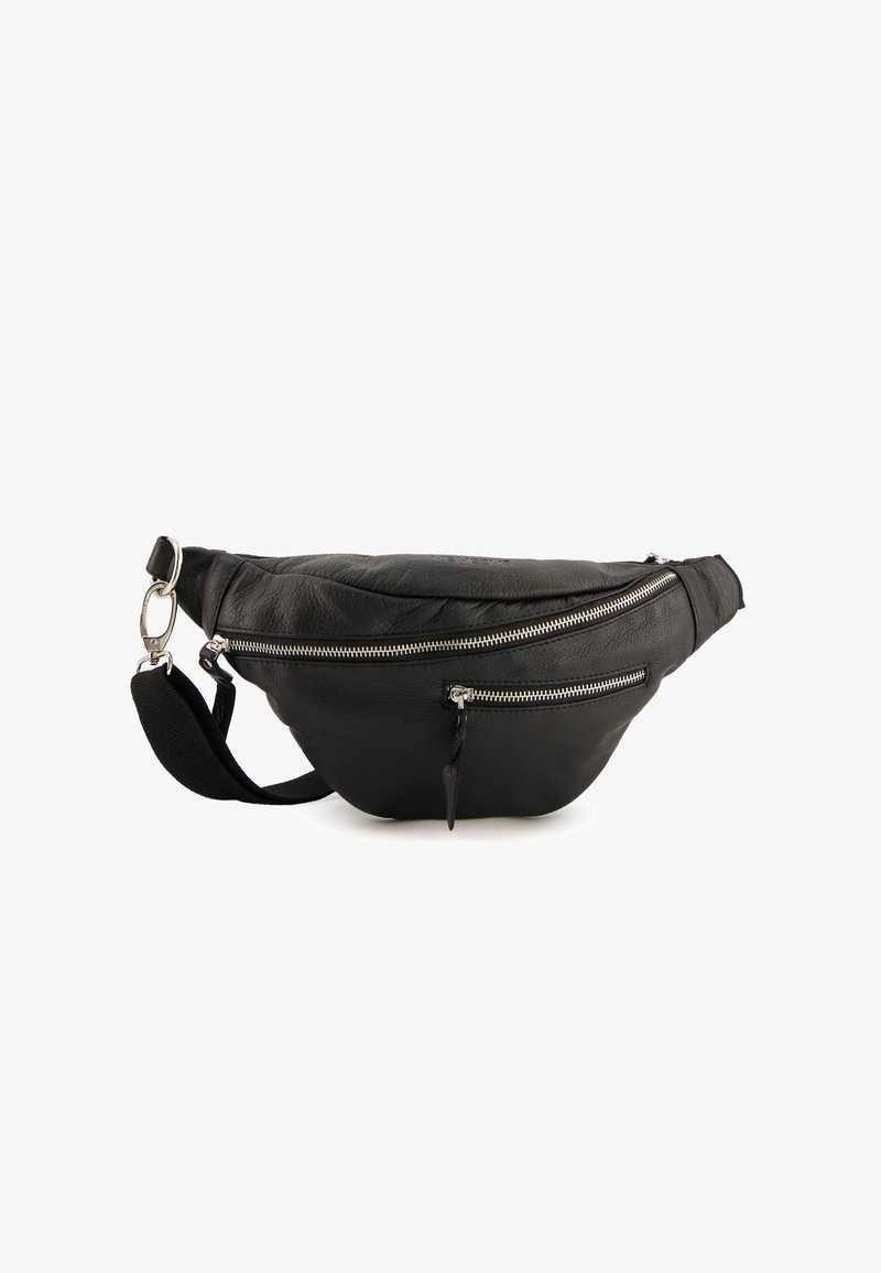 Zwarte leren heupzak met twee ritsvakken, een gebogen vorm en een afneembare band met een stoffen gedeelte voor extra comfort.