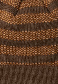 Tissu en tricot avec des rayures marron et ocre, présentant une texture douce. Le motif alterne entre des sections unies et rayées.