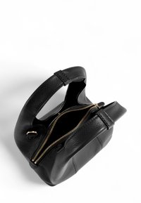 Schwarze Lederhandtasche mit strukturierter Oberfläche, zwei Handriemen und einem Reißverschluss an der oberen Öffnung, der einen schwarzen Innenraum und goldene Beschläge zeigt.