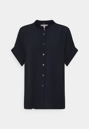 Blusa de manga corta azul marino con escote redondo y cierre de botones en la parte delantera, mostrada sobre un fondo blanco.