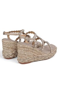 Wedge-sandalen met geweven strohiel en zachte beige banden, met ronde kraalaccenten en een verstelbare enkelgesp.