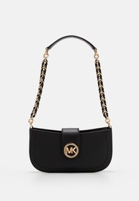 Sort læderhåndtaske med en buet design, guldfarvede detaljer og en rem med kædeaccent. Har en magnetisk lukning og logo-detalje.