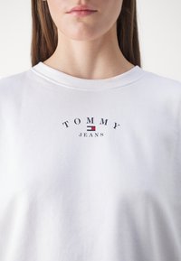 Tommy Jeans ESSENTIAL biały
