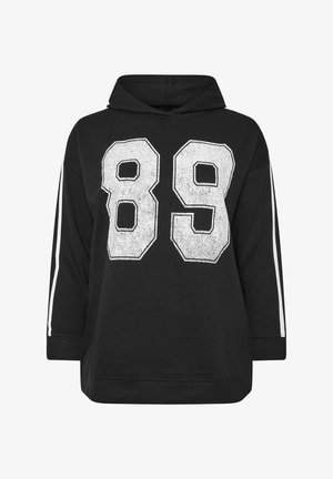 Zwarte hoodie met een groot, versleten wit "89" ontwerp op de voorkant. Heeft lange mouwen met witte strepen aan de zijkanten. Zachte stof.