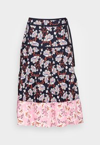 Saia floral em camadas com uma parte superior azul-marinho e uma parte inferior com padrões florais em rosa. Feita de tecido leve; apresenta padrões florais vibrantes e um laço ajustável.