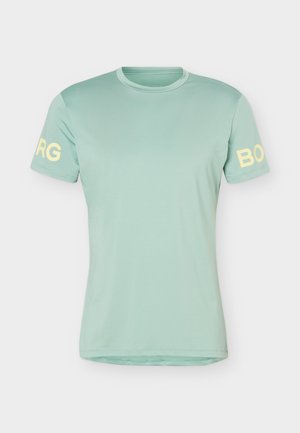 Tricou verde mentă cu mâneci scurte și gât rotund, cu text parțial galben „BO” pe mâneca dreaptă și „RG” pe mâneca stângă.