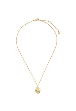 Naszyjnik z złotym łańcuszkiem i zawieszką w kształcie płonącego serca ozdobioną małymi niebieskimi i białymi kwiatowymi akcentami, widoczne zapięcie oraz regulowany przedłużacz łańcuszka.