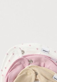 Τρία βαμβακερά φορμάκια μωρού στοιβαγμένα, σε μονόχρωμο ροζ, μπεζ και λευκό με μικρές ροζ καρδιές· εμφανείς πλαστικές αγκράφες και ετικέτα μάρκας.