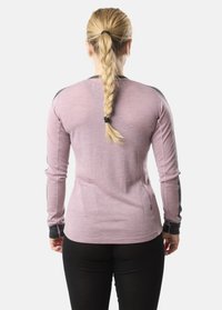 Camicia a maniche lunghe di colore rosa chiaro, con dettagli grigio scuro sulle spalle e sui polsini, dal taglio morbido e realizzata in tessuto soffice e testurizzato.