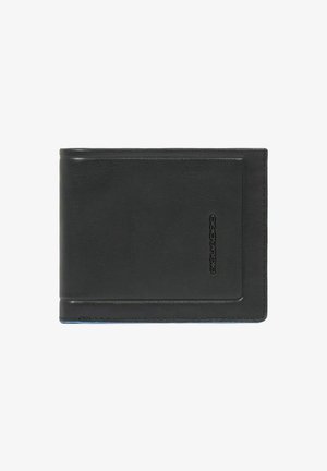 Zwart leren portemonnee met een gladde textuur, bi-fold ontwerp, gegraveerd logo aan de voorkant en gestikte randen voor duurzaamheid.