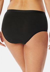 Zwarte high-waisted brief gemaakt van soepele stof, met een naadloos ontwerp en een elastische tailleband voor draagcomfort.