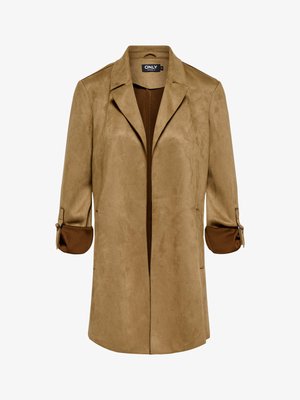 Long blazer en daim clair marron avec revers crantés et manches retroussées laissant apparaître une doublure marron foncé.