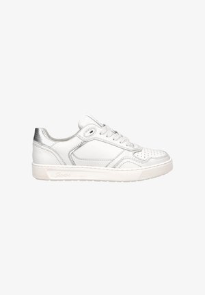 Weiße Leder-Sneaker mit silbernen Akzenten, runder Zehenpartie, perforierten Details und Schnürung. Flache Gummisohle mit strukturiertem Muster.