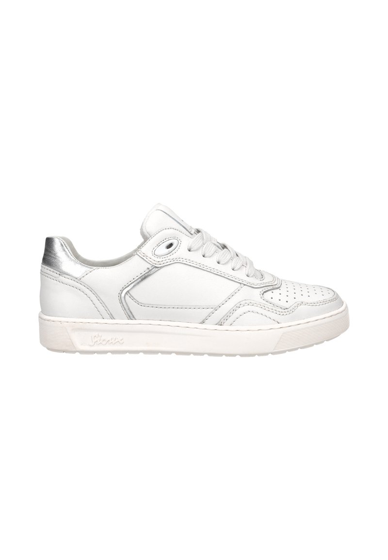 Weiße Leder-Sneaker mit silbernen Akzenten, runder Zehenpartie, perforierten Details und Schnürung. Flache Gummisohle mit strukturiertem Muster.