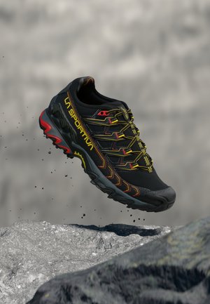 La Sportiva ULTRA RAPTOR II - Sapatos de caminhada - black/yellow