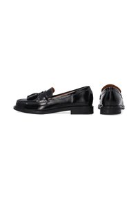 Zwarte gepoetste leren loafers met een platte zool, decoratieve kwast op de vamp en tonale stiksels. Gladde textuur en slank ontwerp.
