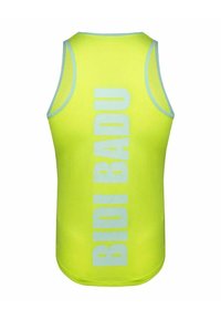 Top senza maniche di colore giallo neon con accenti azzurri chiari, che presenta un audace testo bianco "BIDI BADU" in verticale sulla schiena. Texture liscia.